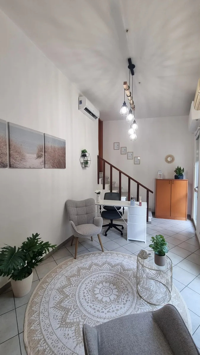 Area d'attesa dello Studio di Psicologia Maura Milia a Cagliari, con poltrone e piante