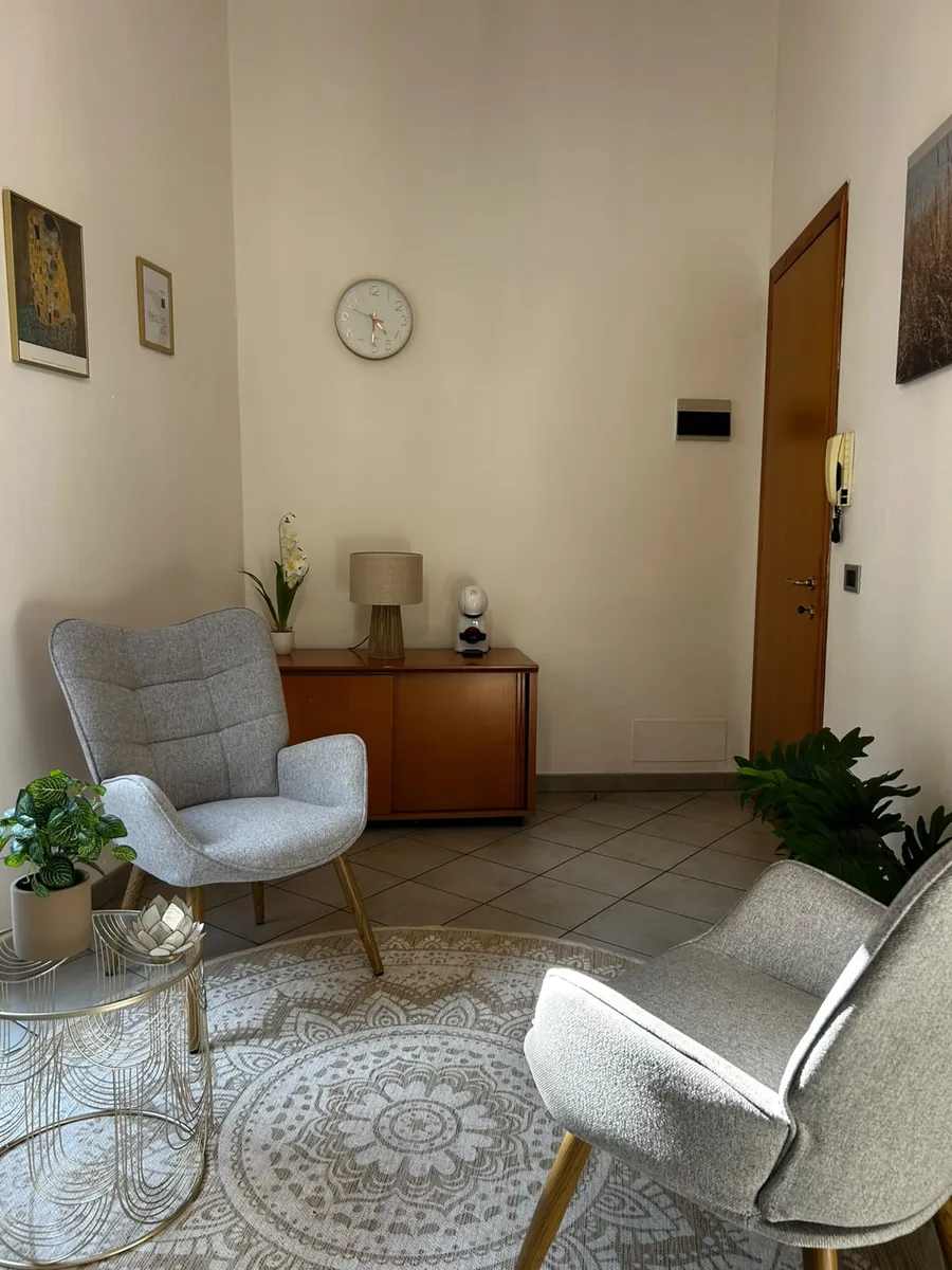 Ingresso dello studio, luminoso e curato nei dettagli